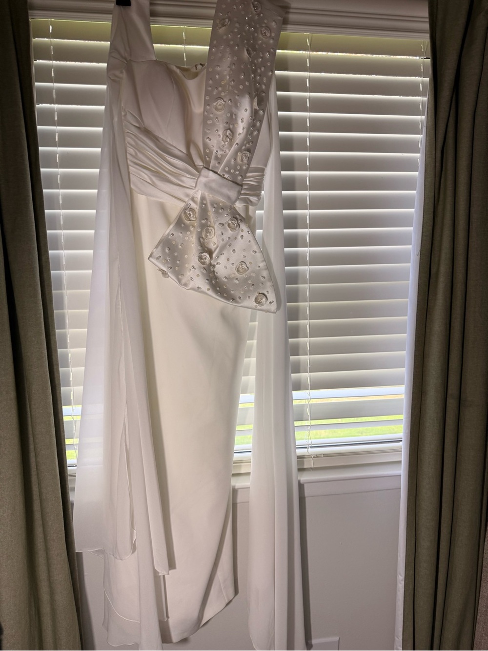 White Ivory Formal - Picture 6 of 7